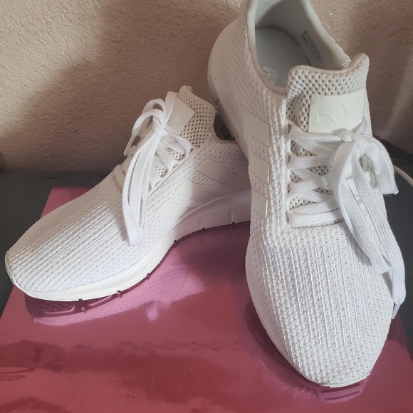 white tennis shoes womens adidas